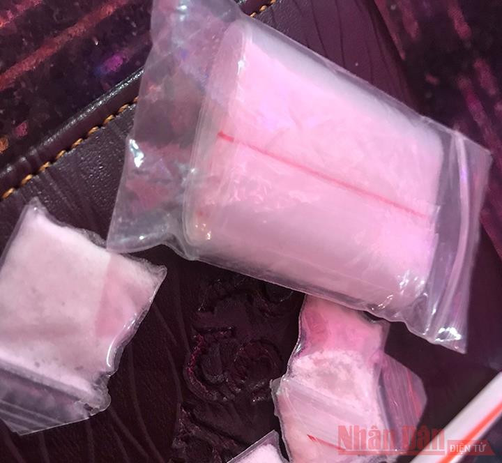 Ma túy được vứt dưới ghế của quán bar. Phát hiện gần 100 đối tượng sử dụng ma túy trong quán bar ở Đồng Nai -0
