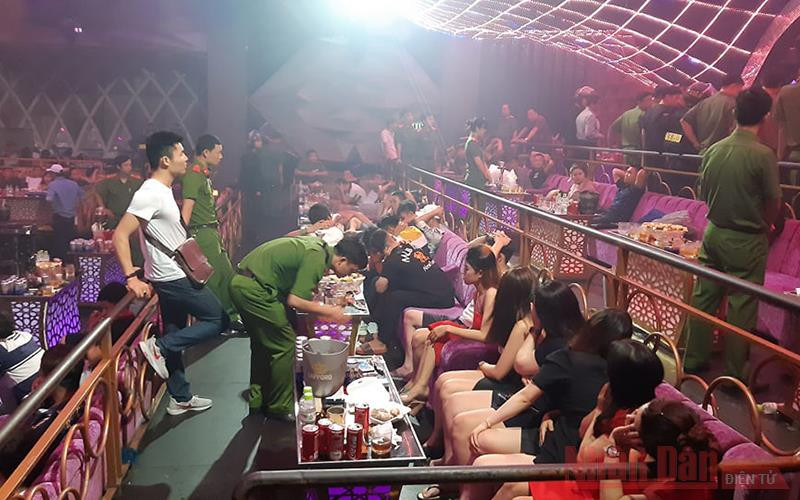 Lực lượng công an kiểm tra bên trong quán.