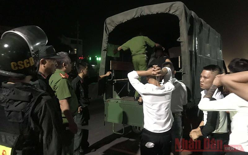Đưa các đối tượng về trụ sở Công an huyện Trảng Bom. Phát hiện gần 100 đối tượng sử dụng ma túy trong quán bar ở Đồng Nai -0