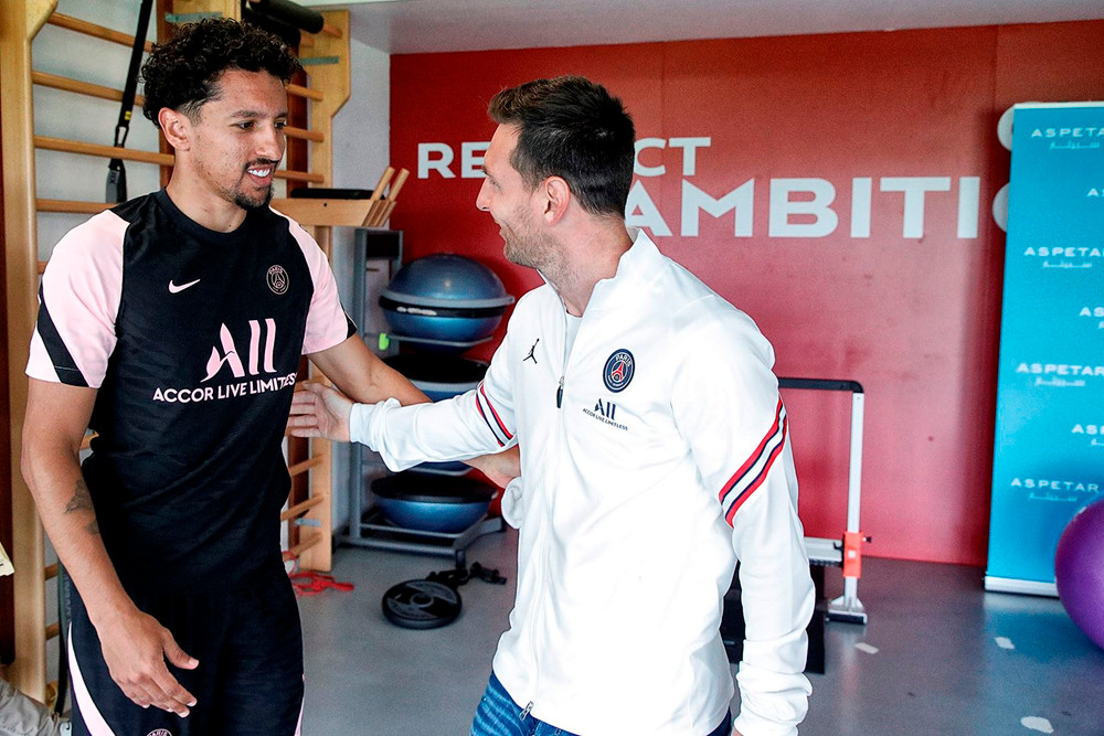 Marquinhos của tuyển Brazil chào mừng Messi. Buổi tập đầu tiên của Messi tại PSG -0
