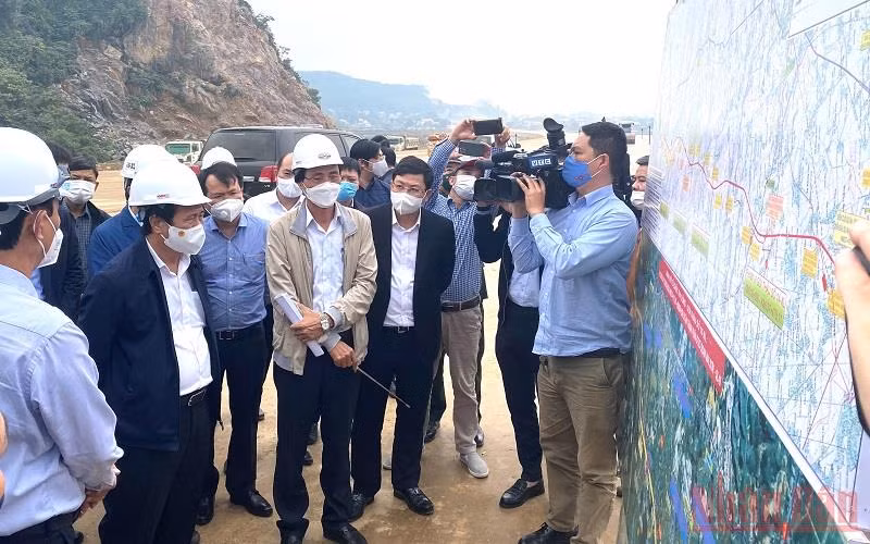Phó Thủ tướng Lê Văn Thành và đoàn công tác kiểm tra thực địa tuyến cao tốc Bắc-Nam phía Đông chạy qua Ninh Bình.
