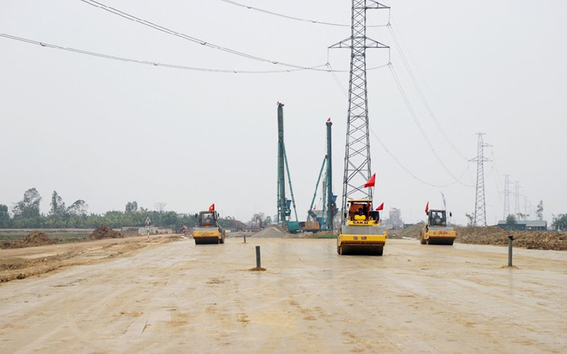 Các nhà thầu đang thi công nền đường dự án đoạn Nghi Sơn-Diễn Châu. (Ảnh: Phạm Bằng) Phó Thủ tướng Lê Văn Thành kiểm tra tiến độ Dự án cao tốc Bắc-Nam đoạn qua Nghệ An -0
