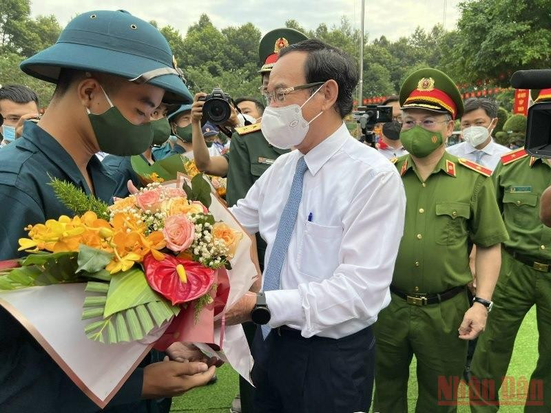 Ủy viên Bộ Chính trị, Bí thư Thành ủy Thành phố Nguyễn Văn Nên tặng hoa chúc mừng, động viên các tân binh. (Ảnh: QUANG QUÝ) Gần 4.000 thanh niên Thành phố Hồ Chí Minh lên đường nhập ngũ -0