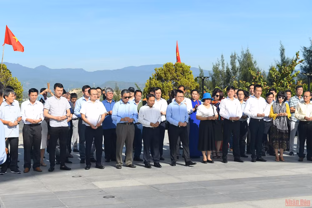 Đoàn đại biểu Báo Nhân Dân dâng hương tại Khu tưởng niệm các chiến sĩ Gạc Ma