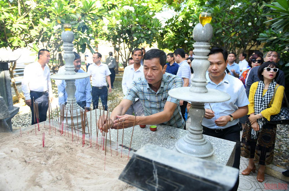 Các nhà báo, phóng viên Báo Nhân Dân thắp hương tưởng nhớ các Anh hùng, liệt sĩ. Đoàn báo Nhân Dân dâng hương, dâng hoa tưởng niệm các chiến sĩ Gạc Ma hy sinh tại vùng biển Trường Sa. -0