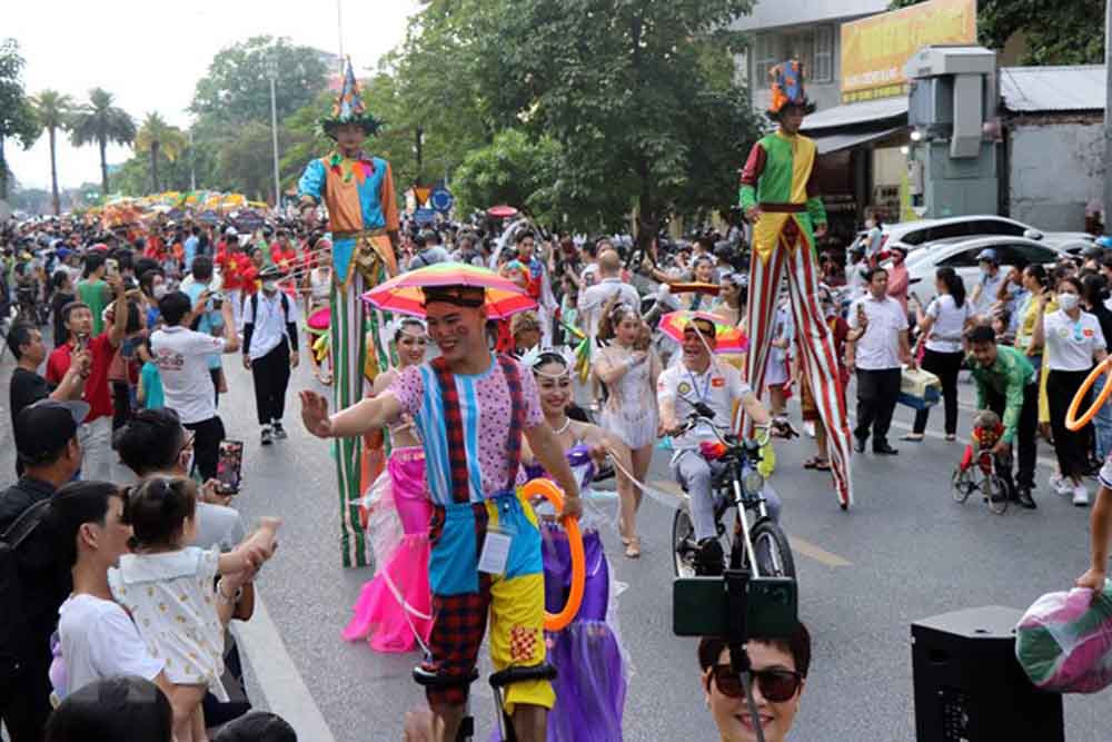 Các nghệ sĩ xiếc mang lại không khí sôi động trên các tuyến phố chính của thành phố Huế. Festival Huế 2022: Rực rỡ sắc màu văn hóa trong lễ hội đường phố -0