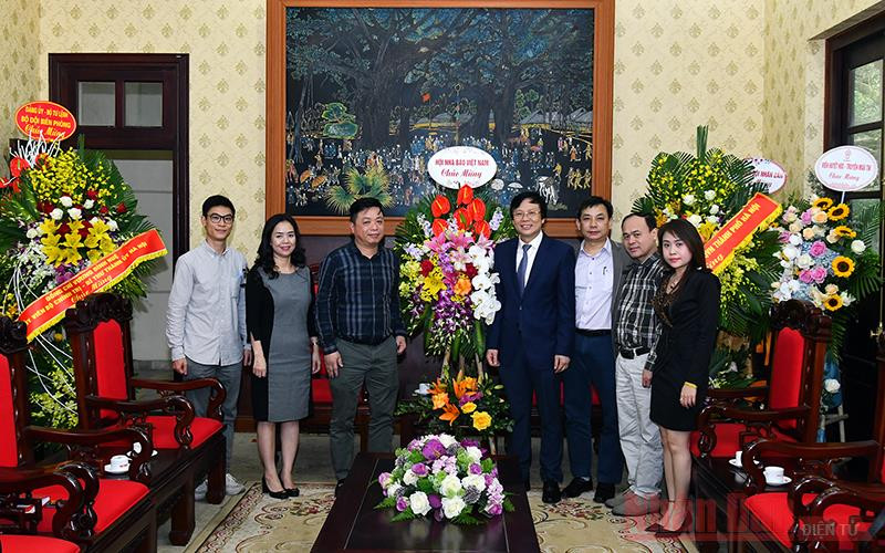 Lãnh đạo Hội Nhà báo Việt Nam tặng lẵng hoa chúc mừng Báo Nhân Dân. Các địa phương, đơn vị chúc mừng Báo Nhân Dân nhân kỷ niệm 70 năm Ngày báo ra số đầu -0