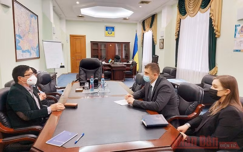 Đại sứ Nguyễn Hồng Thạch (bên trái) làm việc với ông Sergiy Kozyr, Tỉnh trưởng tỉnh Kherson. 