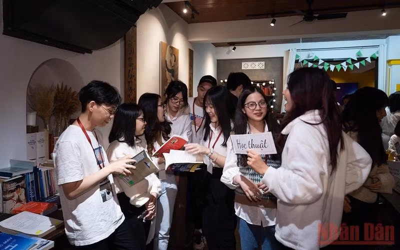 Ngày sách thu hút đông các bạn trẻ tham gia.