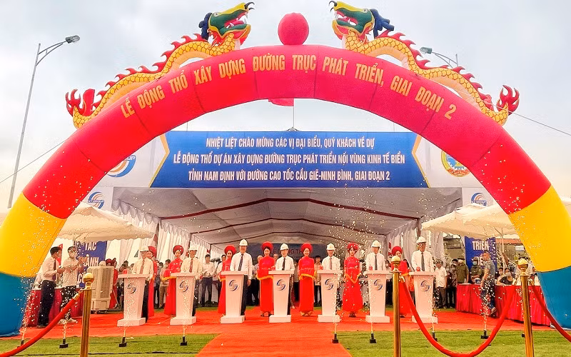 Các đại biểu bấm nút động thổ xây dựng đường trục phát triển nối vùng kinh tế biển tỉnh Nam Định với đường cao tốc Cầu Giẽ - Ninh Bình giai đoạn 2.