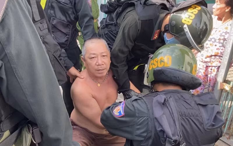 Bắt đối tượng tạt a-xít vào người khác -0