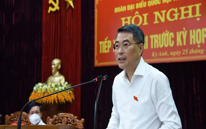 Đồng chí Lê Minh Hưng tiếp thu và làm rõ một số vấn đề trước Cử tri huyện Kỳ Anh. 