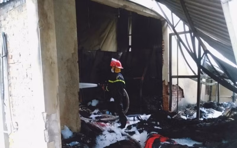 Lực lượng chức năng đang tiến vào chữa cháy. (Ảnh: Công an TP Hà Nội cung cấp)