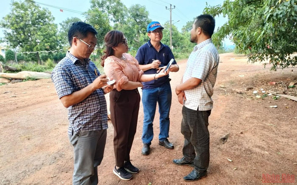 Anh Nguyễn Văn Diện, Đội trưởng Đội quản lý, bảo vệ và phòng, chống cháy rừng của Làng thanh niên lập nghiệp biên giới Ia Lốp trao đổi với các phóng viên về những bất cập của Làng thanh niên lập nghiệp hiện nay. Những bất cập của Làng thanh niên lập nghiệp biên giới Ia Lốp -7