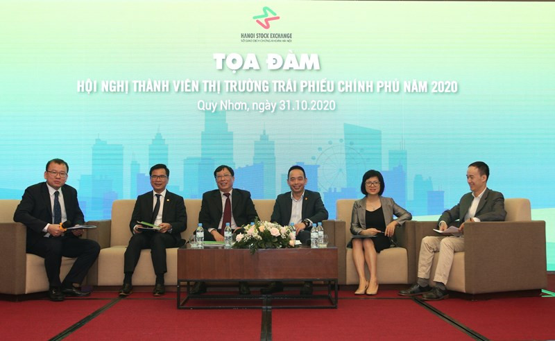 Các đại biểu phát biểu tại tọa đàm.