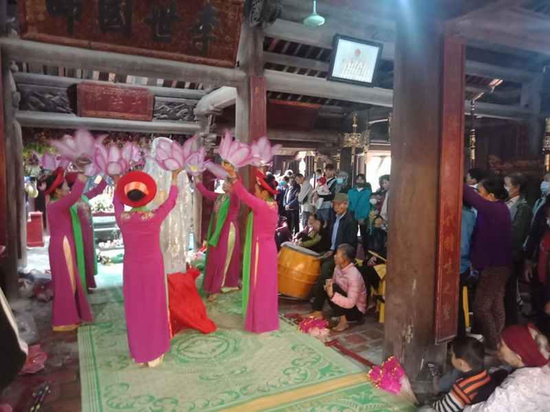 Đội tế như quan làng Keo đang thực hiện lễ tế bà chúa Thác bờ. Hàng nghìn khách hành hương đến chiêm bái, dâng hương tại lễ hội chùa Keo -0