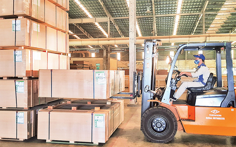 Ván gỗ tiêu chuẩn CarbP2 của Công ty cổ phần Gỗ MDF VRG Quảng Trị đã xuất vào thị trường Mỹ.