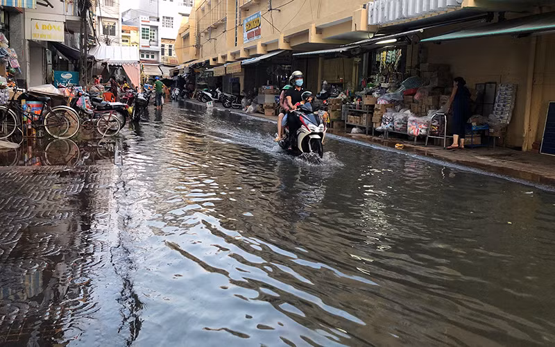 Một tuyến đường nội ô bị nước ngập.