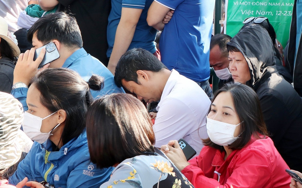 Nhiều người tỏ ra mệt mỏi khi xếp hàng mua vé từ đêm 2/5. ttxvn_phu_tho_mua_ve_bong_da_4-1651553757184.jpeg