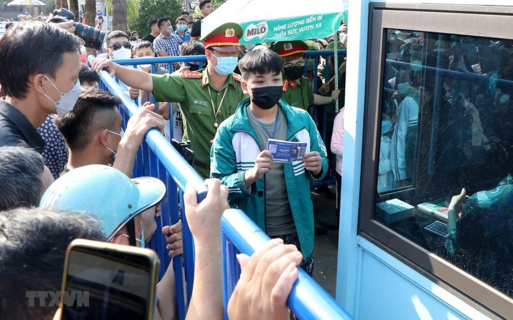 Người đầu tiên có được những tấm vé trên tay sau khi xếp hàng từ đêm hôm trước. ttxvn_phu_tho_mua_ve_bong_da_2-1651553757356.jpeg