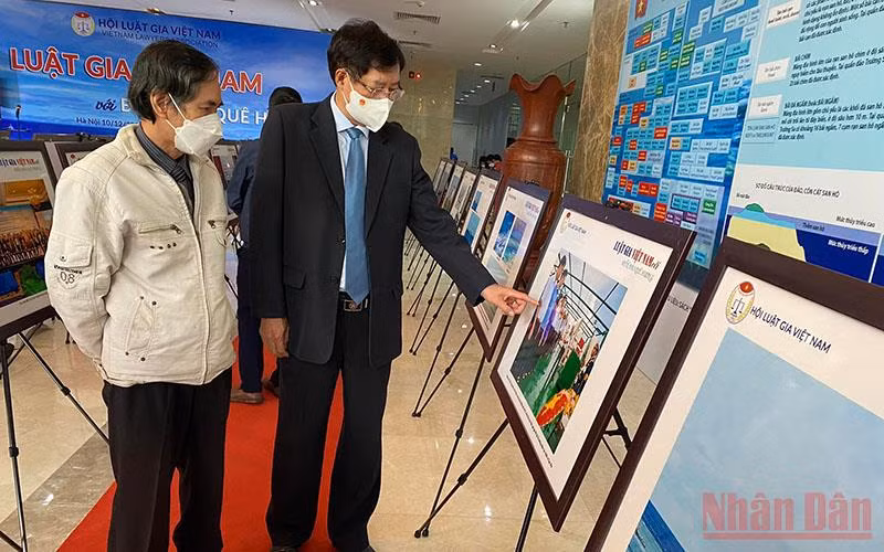 Các đại biểu tham quan khu trưng bày ảnh.