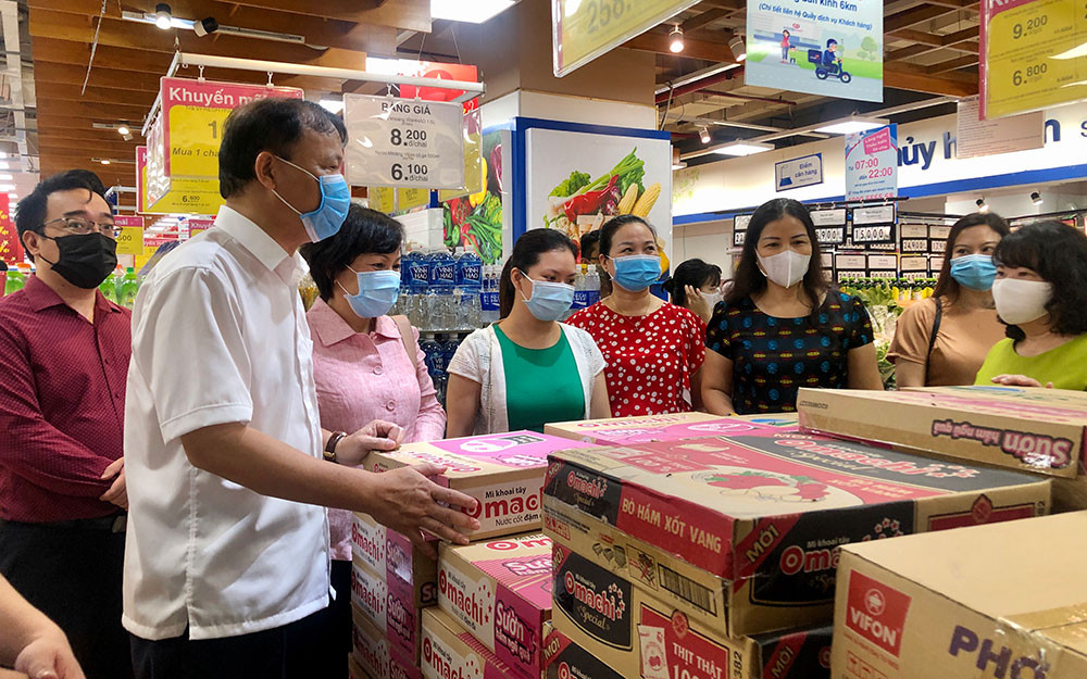Đoàn công tác của Bộ Công thương kiểm tra nguồn cung các thực phẩm thiết yếu tại siêu thị Co.opmart Hà Đông. Doanh nghiệp bán lẻ tại Hà Nội tăng lượng hàng cung ứng ra thị trường -0