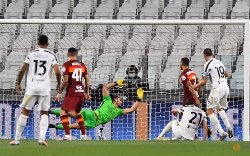 Gonzalo Higuain ghi bàn mở tỷ số cho Juventus ở phút thứ năm. (Ảnh: Reuters)