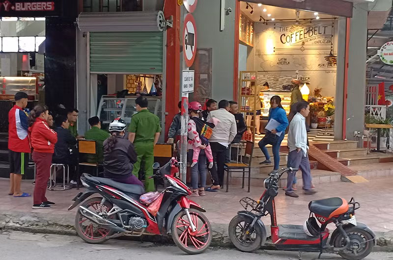 Lực lượng công an xác minh tại nơi xảy ra vụ việc xô xát vào ngày 9-4. 