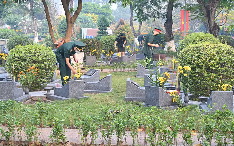 Lãnh đạo Thành phố Hồ Chí Minh dâng hương tưởng niệm các anh hùng liệt sĩ -0