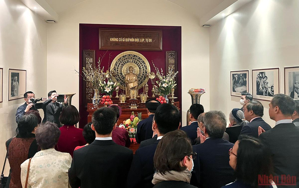 Thắp hương tưởng nhớ Chủ tịch Hồ Chí Minh. Xuân Quê hương tại Pháp -0