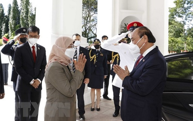 Tổng thống Cộng hòa Singapore Halimah Yacob đón Chủ tịch nước Nguyễn Xuân Phúc thăm cấp Nhà nước tới Singapore. (Ảnh: TTXVN) Lễ đón chính thức Chủ tịch nước Nguyễn Xuân Phúc thăm cấp Nhà nước Singapore -0