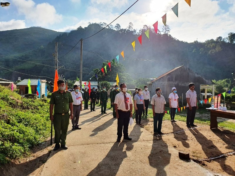 Cử tri thôn Đăk Ung, xã Đăk Nhoong tiến hành nghi thức chào cờ, hát Quốc ca trước khi vào bầu cử. Hơn 10 nghìn cử tri tỉnh Kon Tum bầu cử sớm (ghép tin đak lak) -0