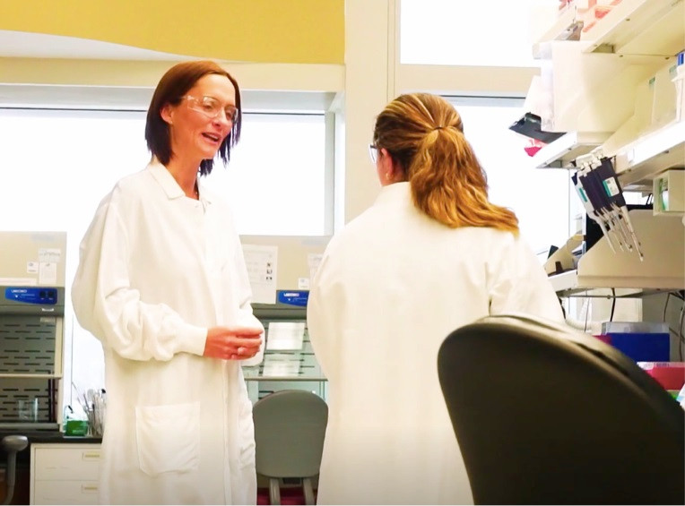 Bà Charlotte Allerton, trưởng bộ phận bào chế thuốc của Pfizer. Tìm thuốc điều trị bệnh Covid-19: Chặng đua khó -0