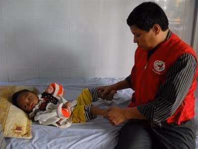 Khám sàng lọc cho trẻ em là nạn nhân chất độc da cam ở TP Kon Tum.