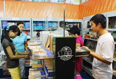 Gian trưng bày sách của XUNHASABA tại Hội chợ triển lãm sách quốc tế.    Ảnh: KHÁNH AN