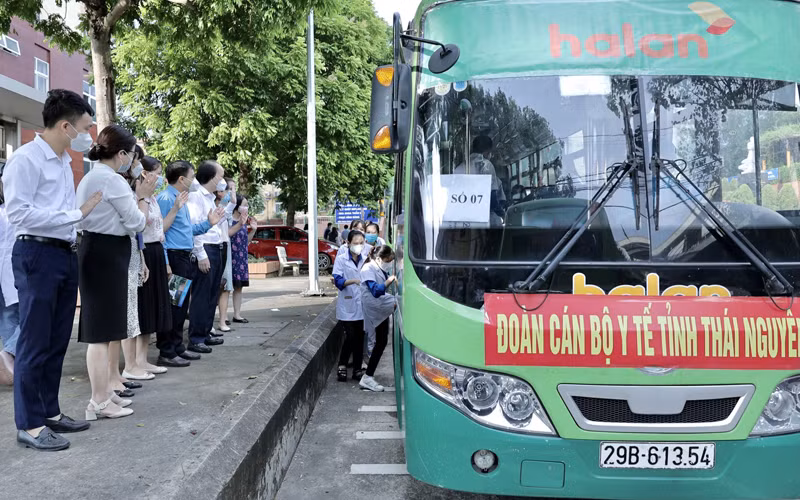 Đoàn lên đường hỗ trợ Hà Nội chống dịch.