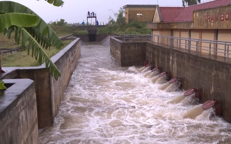 Trạm bơm Hậu Thượng, huyện Đông Hưng (tỉnh Thái Bình) vận hành hết công suất để tiêu thoát nước.