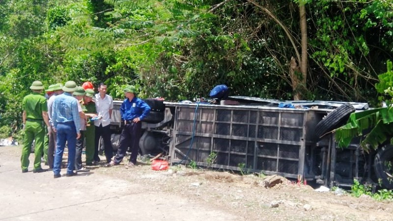Công an Quảng Bình kiểm tra hiện trường vụ tai nạn thảm khốc.