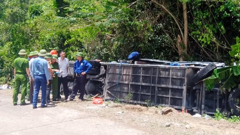 Công an Quảng Bình kiểm tra hiện trường vụ tai nạn thảm khốc.