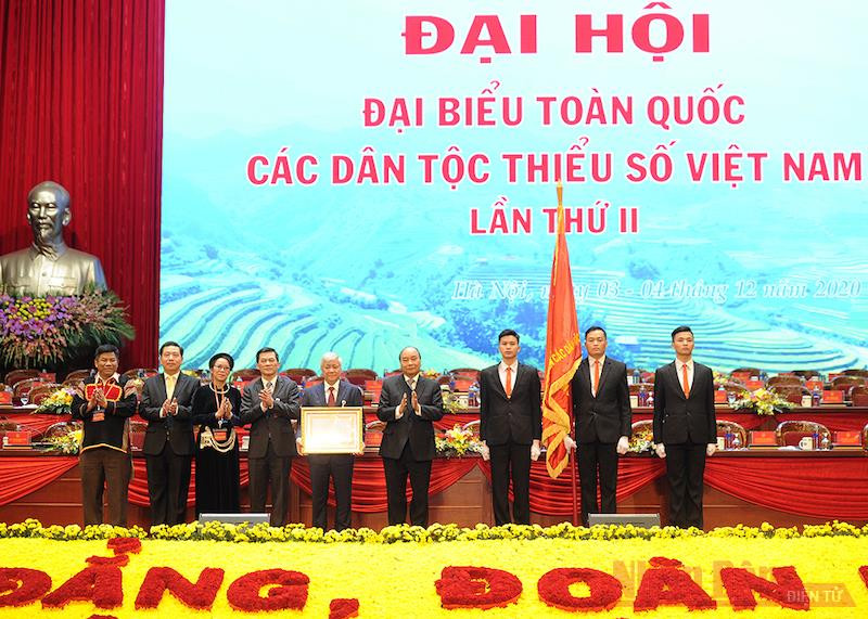 Thủ tướng Nguyễn Xuân Phúc trao tặng Huân chương Lao động hạng Nhất cho Ủy ban Dân tộc. (Ảnh: ĐĂNG KHOA - THỦY NGUYÊN) Đại đoàn kết là cội nguồn sức mạnh, truyền thống quý báu của dân tộc ta -0