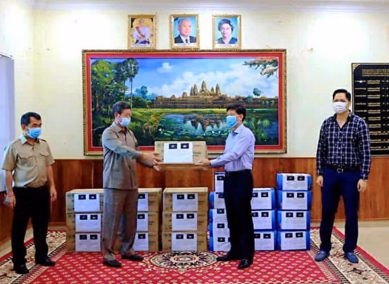 Tổng Lãnh sự Vũ Ngọc Lý trao khẩu trang và nước sát khuẩn cho lãnh đạo tỉnh Preah Sihanouk.