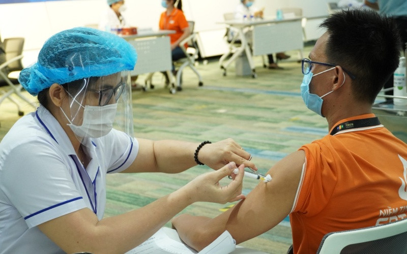 Tiêm vaccine phòng Covid-19 cho công nhân Công ty FPT Software tại Khu Công nghệ cao.