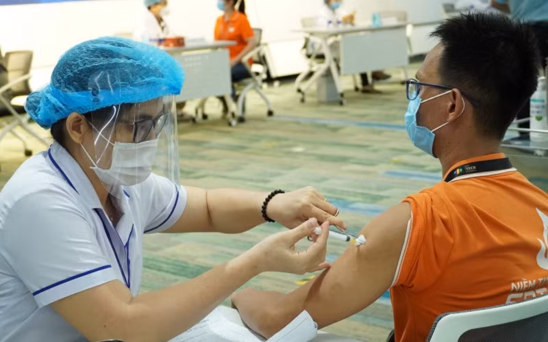 Tiêm vaccine phòng Covid-19 cho công nhân Công ty FPT Software tại Khu Công nghệ cao.