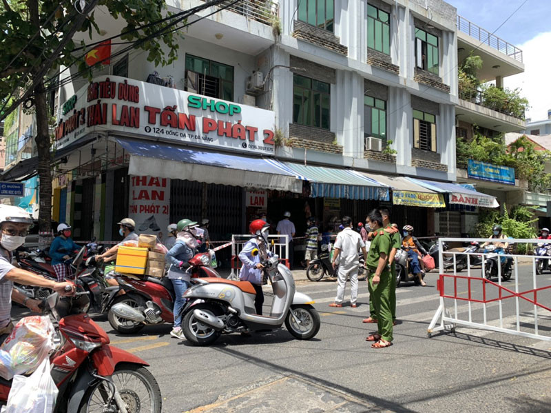 Nhiều chợ trên địa bàn phải tạm thời đóng cửa vì lượng người đổ xô đến mua hàng hóa quá đông. Nếu 4 ngày tới dịch không giảm Đà Nẵng sẽ phong tỏa toàn thành phố -0