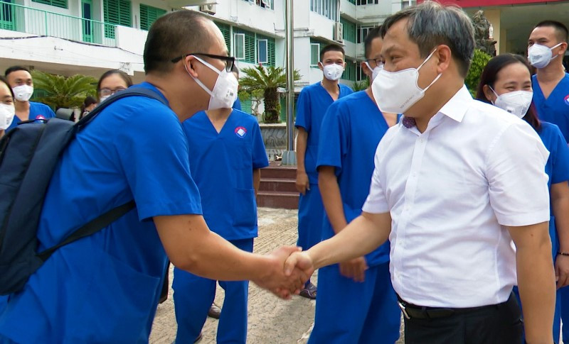 Bí thư Tỉnh ủy Quảng Bình Vũ Đại Thắng tiễn đoàn cán bộ y tế Bệnh viện hữu nghị Việt Nam - Cuba Đồng Hới (Quảng Bình) lên đường vào TP Hồ Chí Minh tham gia chống dịch. Ba anh em ruột cùng tham gia chống dịch ở phía nam -0