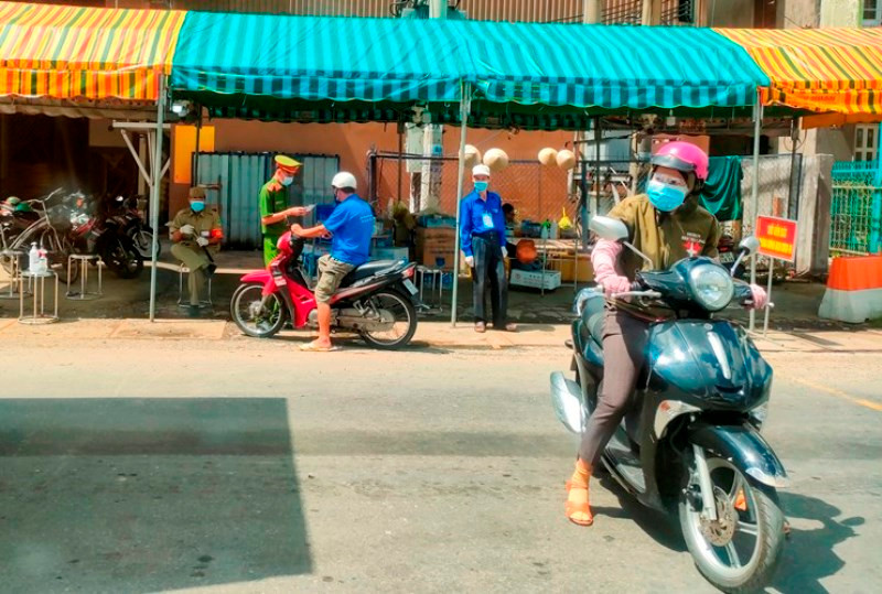 Lực lượng phòng, chống dịch Covid-19 kiểm tra việc đi lại của người dân. Bí thư Đồng Tháp: Phải nóng lòng, ăn ngủ không yên khi còn F0 -0