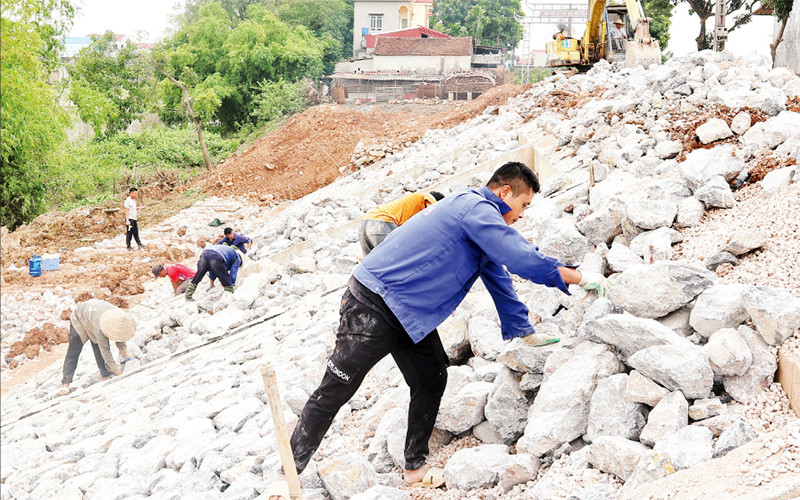 Xử lý sự cố đê hữu Bùi, đoạn xã Quảng Bị, huyện Chương Mỹ.