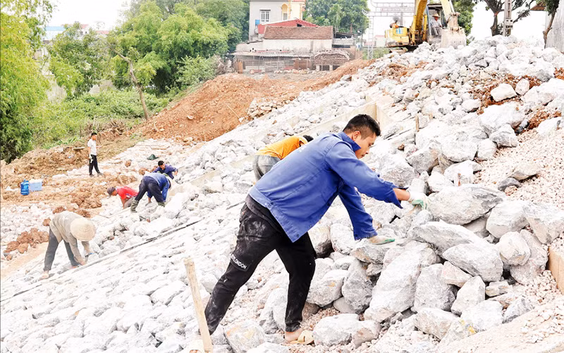 Xử lý sự cố đê hữu Bùi, đoạn xã Quảng Bị, huyện Chương Mỹ.