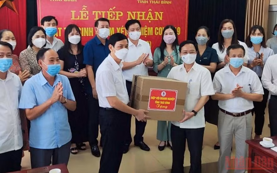 Hiệp hội Doanh nghiệp tỉnh Thái Bình trao tặng CDC Thái Bình vật tư, sinh phẩm trị giá 2 tỷ đồng. (Ảnh: MAI TÚ).