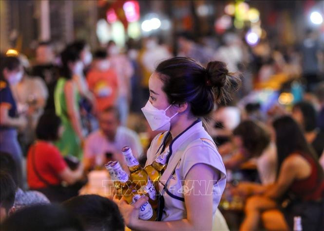 Nhân viên phục vụ tất bật với đồ uống trên tay. bar4-1649471735341.jpeg